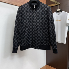 古奇 26ss最新品针织夹克外套,设计帅气有型!百搭必备单品,时尚潮牌, 轻松营造酷帅氛围感 ,高级感满满,在低调又时髦 古奇 26ss最新品针织夹克外套,设计帅气有型!百搭必备单品,时尚潮牌, 轻松营造酷帅氛围感 ,高级感满满,在低调又时髦