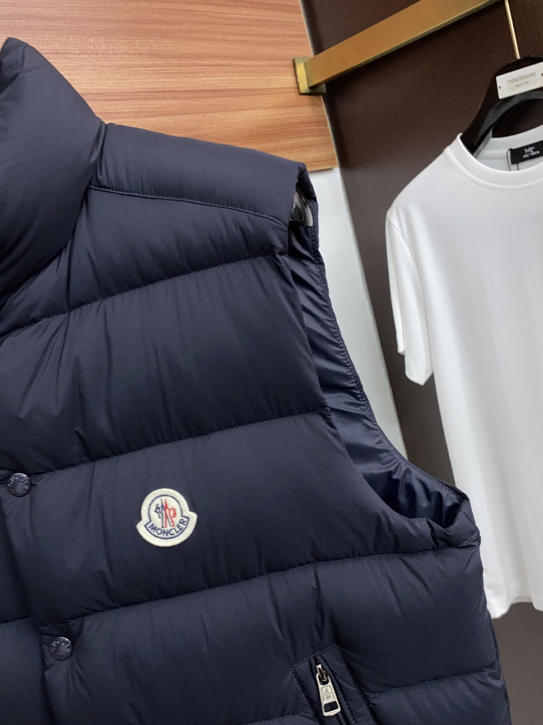 蒙口 2026秋冬新款🆕马甲 羽绒服原版1:1订制五金配件全进口原版定制 欢迎专柜对比 绝对的高品质 采用顶级95白鸭绒 蒙口 2026秋冬新款🆕马甲 羽绒服原版1:1订制五金配件全进口原版定制 欢迎专柜对比 绝对的高品质 采用顶级95白鸭绒