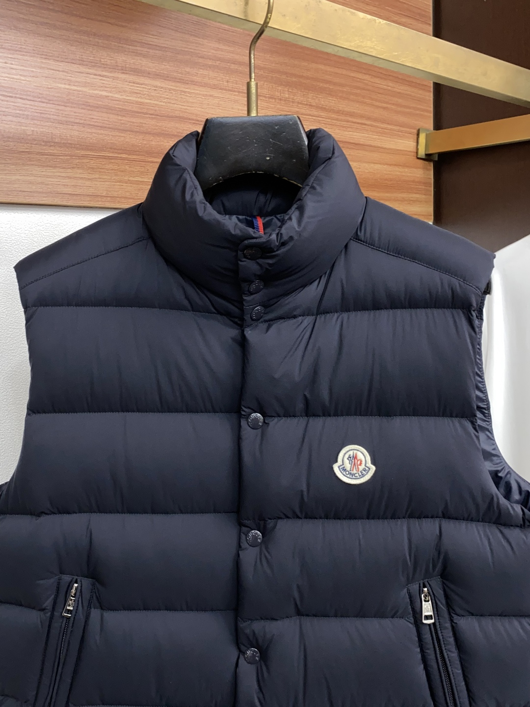 蒙口 2026秋冬新款🆕马甲 羽绒服原版1:1订制五金配件全进口原版定制 欢迎专柜对比 绝对的高品质 采用顶级95白鸭绒 蒙口 2026秋冬新款🆕马甲 羽绒服原版1:1订制五金配件全进口原版定制 欢迎专柜对比 绝对的高品质 采用顶级95白鸭绒