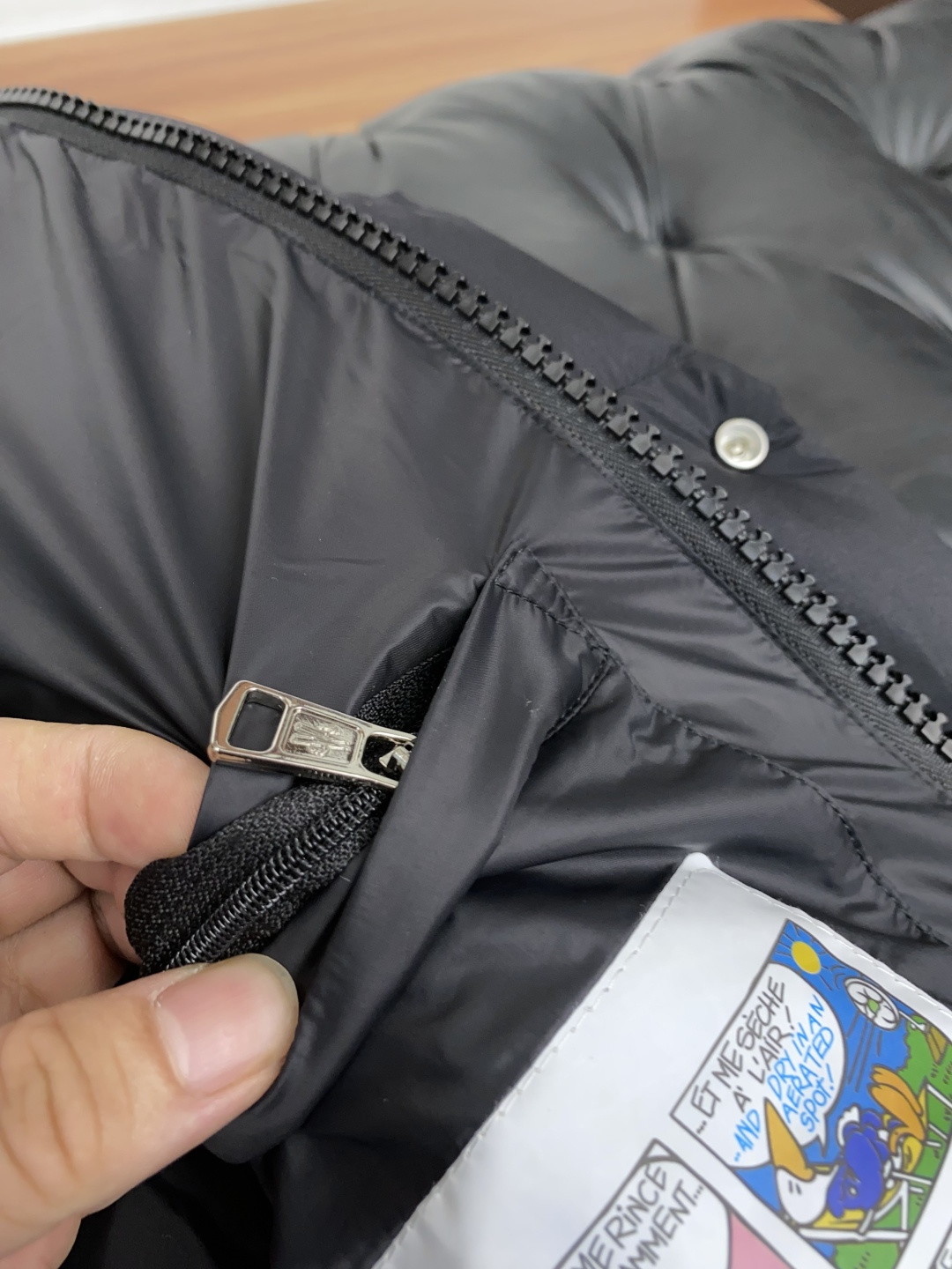 蒙口 2026秋冬新款🆕马甲 羽绒服原版1:1订制五金配件全进口原版定制 欢迎专柜对比 绝对的高品质 采用顶级95白鸭绒 蒙口 2026秋冬新款🆕马甲 羽绒服原版1:1订制五金配件全进口原版定制 欢迎专柜对比 绝对的高品质 采用顶级95白鸭绒