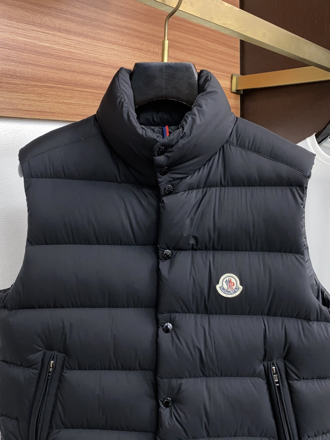 蒙口 2026秋冬新款🆕马甲 羽绒服原版1:1订制五金配件全进口原版定制 欢迎专柜对比 绝对的高品质 采用顶级95白鸭绒 蒙口 2026秋冬新款🆕马甲 羽绒服原版1:1订制五金配件全进口原版定制 欢迎专柜对比 绝对的高品质 采用顶级95白鸭绒