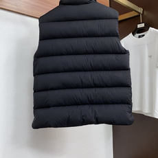 蒙口 2026秋冬新款🆕马甲 羽绒服原版1:1订制五金配件全进口原版定制 欢迎专柜对比 绝对的高品质 采用顶级95白鸭绒 蒙口 2026秋冬新款🆕马甲 羽绒服原版1:1订制五金配件全进口原版定制 欢迎专柜对比 绝对的高品质 采用顶级95白鸭绒