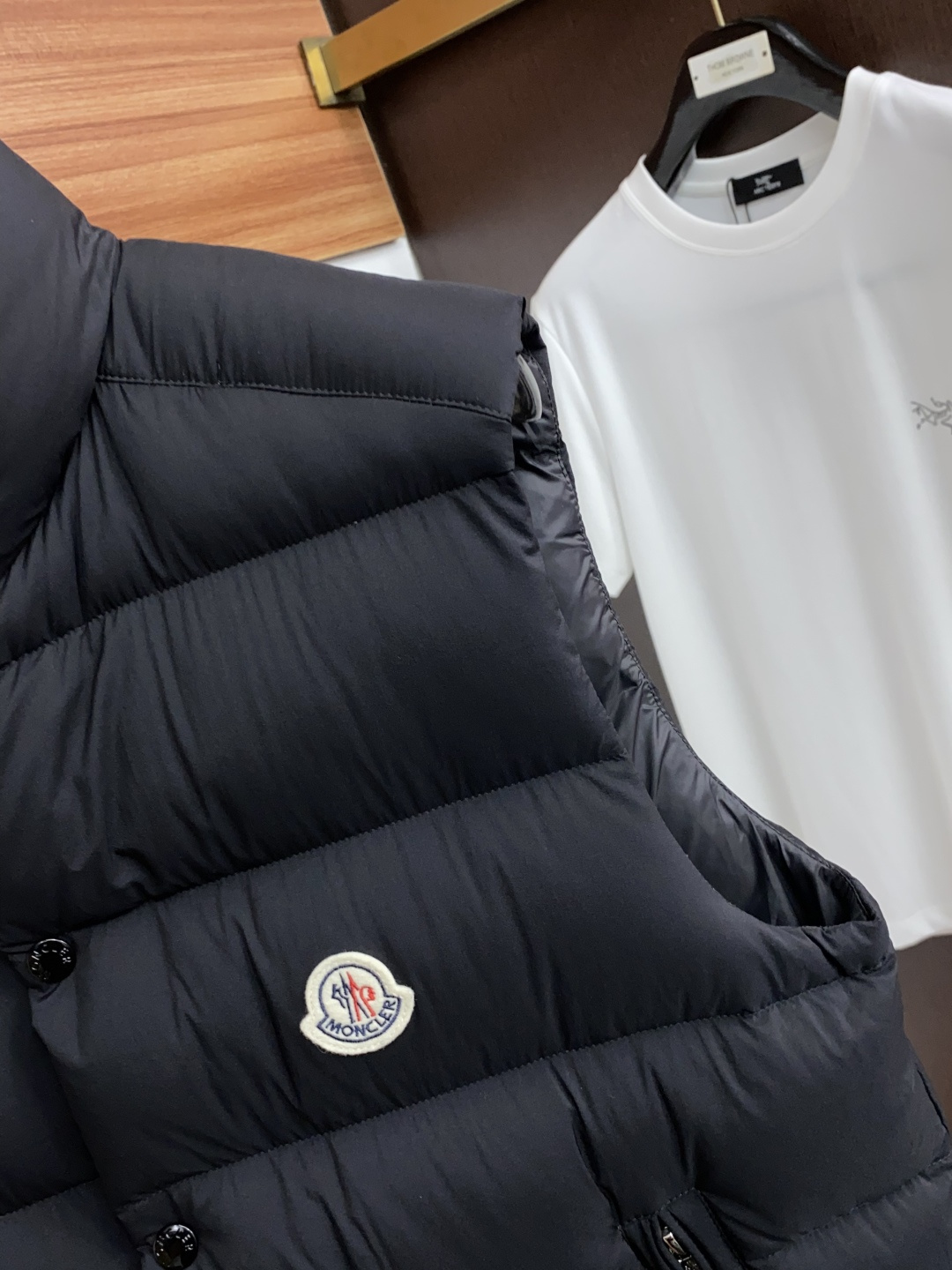 蒙口 2026秋冬新款🆕马甲 羽绒服原版1:1订制五金配件全进口原版定制 欢迎专柜对比 绝对的高品质 采用顶级95白鸭绒 蒙口 2026秋冬新款🆕马甲 羽绒服原版1:1订制五金配件全进口原版定制 欢迎专柜对比 绝对的高品质 采用顶级95白鸭绒