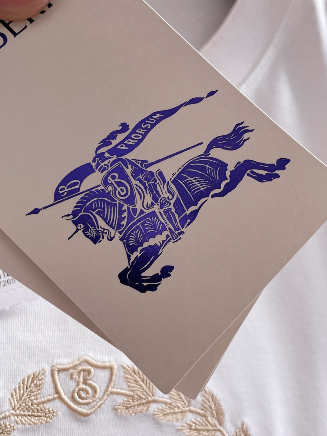 巴宝莉 正码正拍修身版型M-XXXL 顶级黑白双色顶级万针线绣字母刺绣打造圆领短袖 醋酸丝80支丝光棉 精致工艺专柜面料