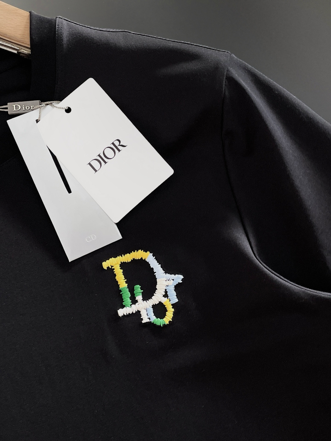 迪奥 正码正拍修身版型M-XXXL 顶级黑白双色顶级万针线绣字母刺绣打造圆领短袖，双丝光芝麻纹棉100支精致工艺专柜面料