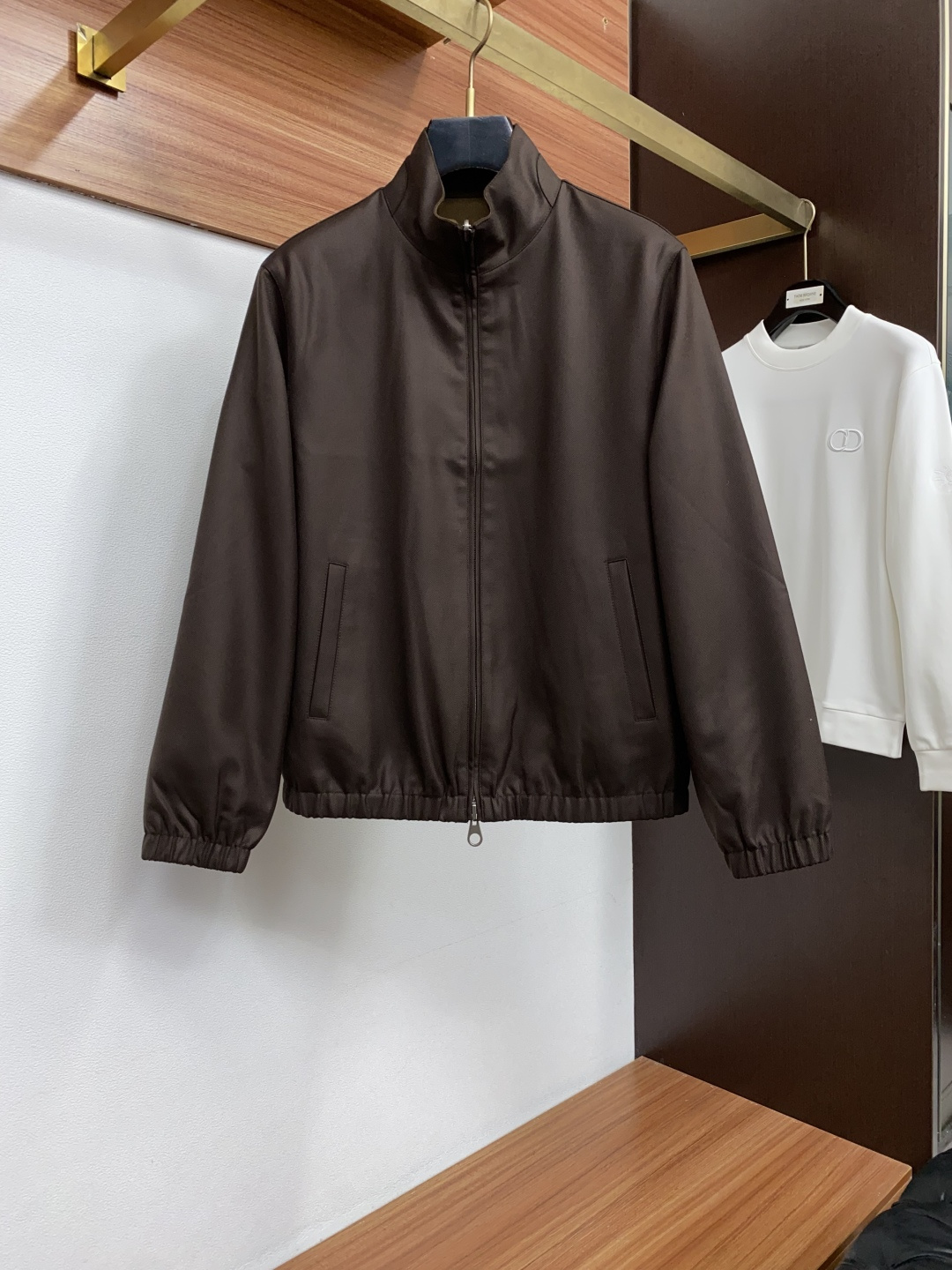 Loro piana 诺悠翩雅 2026新款 麻料双面休闲夹克干净利落剪裁，都市风十足 采用精纺面料手感软糯干爽，上身效