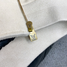 1v 路易威登 重磅推荐!2026秋冬新品 官网同步发售 简约翻领大方夹克外套 进口原版高品质羊毛尼面料,垂度和光泽绝对 1v 路易威登 重磅推荐!2026秋冬新品 官网同步发售 简约翻领大方夹克外套 进口原版高品质羊毛尼面料,垂度和光泽绝对