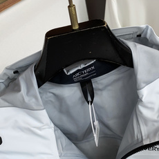 SV七代冲锋衣💎 𝗔𝗥𝗖‘𝗧𝗘𝗥𝗬𝗫始祖鸟 Alpha系列 Sv 第7代 GORE-TEX Pro 刺绣Logo图案休 SV七代冲锋衣💎 𝗔𝗥𝗖‘𝗧𝗘𝗥𝗬𝗫始祖鸟 Alpha系列 Sv 第7代 GORE-TEX Pro 刺绣Logo图案休