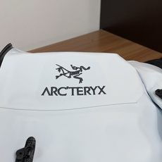 SV七代冲锋衣💎 𝗔𝗥𝗖‘𝗧𝗘𝗥𝗬𝗫始祖鸟 Alpha系列 Sv 第7代 GORE-TEX Pro 刺绣Logo图案休 SV七代冲锋衣💎 𝗔𝗥𝗖‘𝗧𝗘𝗥𝗬𝗫始祖鸟 Alpha系列 Sv 第7代 GORE-TEX Pro 刺绣Logo图案休