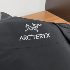 SV七代冲锋衣💎 𝗔𝗥𝗖‘𝗧𝗘𝗥𝗬𝗫始祖鸟 Alpha系列 Sv 第7代 GORE-TEX Pro 刺绣Logo图案休 SV七代冲锋衣💎 𝗔𝗥𝗖‘𝗧𝗘𝗥𝗬𝗫始祖鸟 Alpha系列 Sv 第7代 GORE-TEX Pro 刺绣Logo图案休
