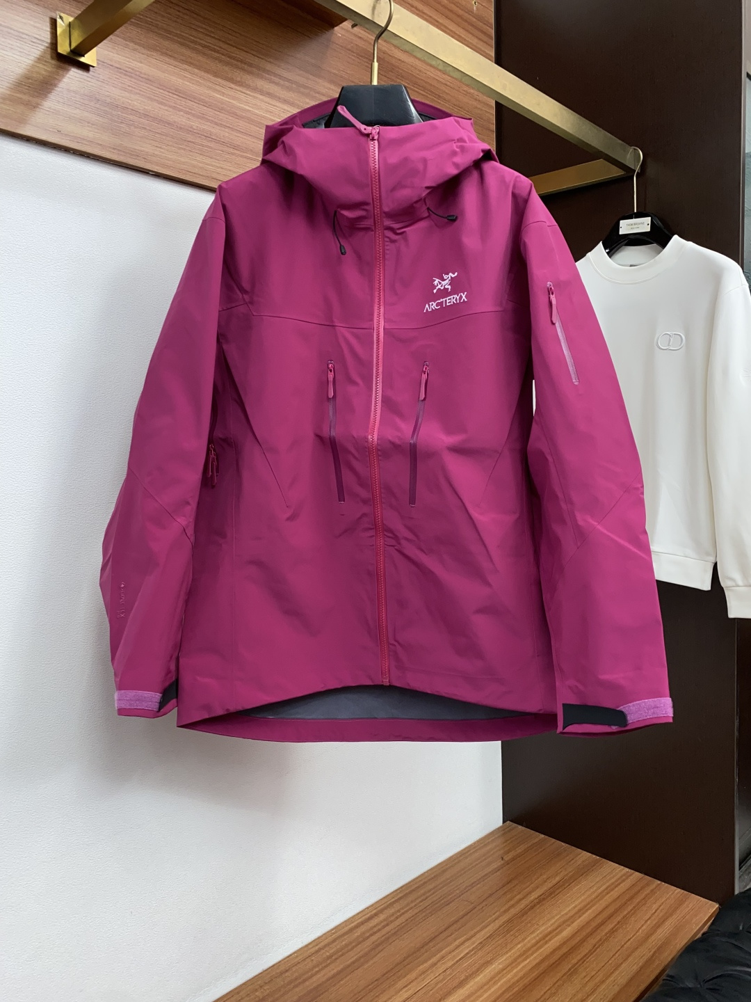 SV七代冲锋衣💎 𝗔𝗥𝗖‘𝗧𝗘𝗥𝗬𝗫始祖鸟  Alpha系列 Sv 第7代 GORE-TEX Pro 刺绣Logo图案休