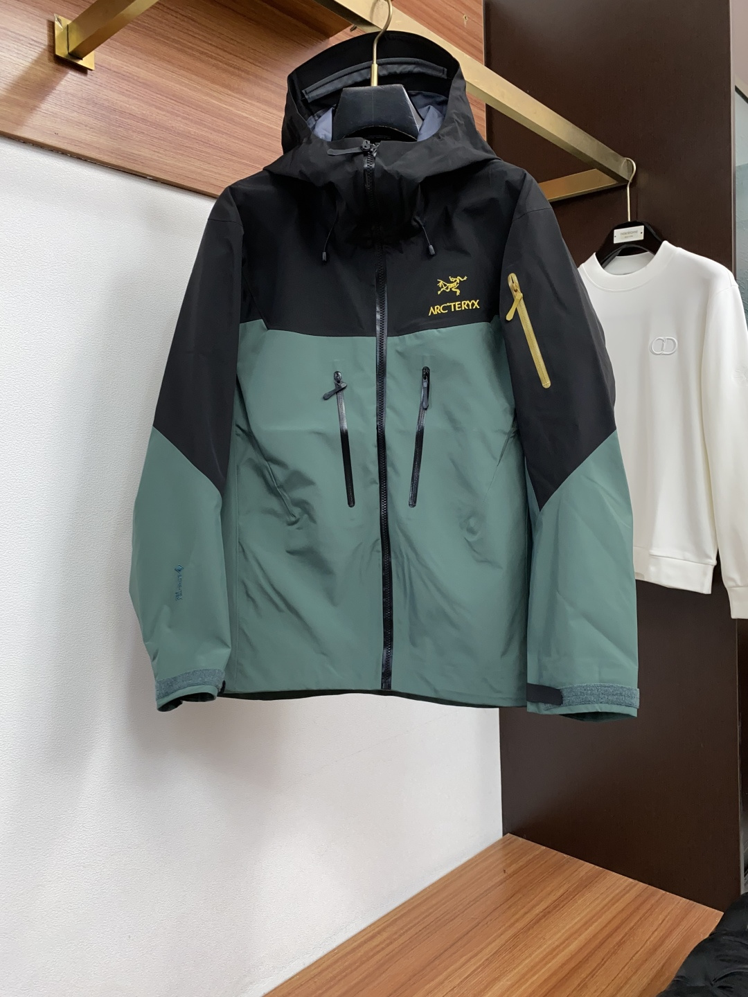 SV七代冲锋衣💎 𝗔𝗥𝗖‘𝗧𝗘𝗥𝗬𝗫始祖鸟  Alpha系列 Sv 第7代 GORE-TEX Pro 刺绣Logo图案休