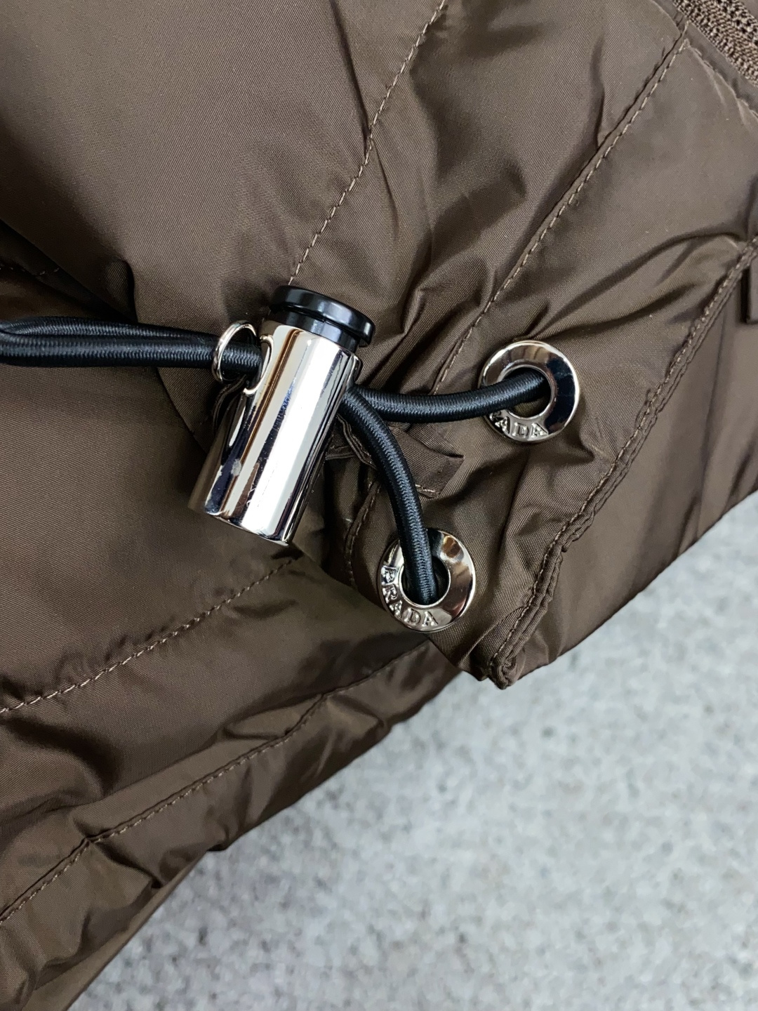 普拉达 26ss最新品 针织拼接商务鹅绒羽绒服外套,设计帅气有型!百搭必备单品,时尚潮牌, 轻松营造酷帅氛围感 ,高级感 普拉达 26ss最新品 针织拼接商务鹅绒羽绒服外套,设计帅气有型!百搭必备单品,时尚潮牌, 轻松营造酷帅氛围感 ,高级感
