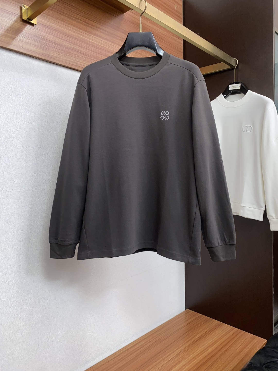 罗意威 26ss秋季 新品 新款贸易订单圆领长袖打底衫长袖T恤网红款!上身舒适透气,不僵硬,定制面料 柔软舒适 整体有着 罗意威 26ss秋季 新品 新款贸易订单圆领长袖打底衫长袖T恤网红款!上身舒适透气,不僵硬,定制面料 柔软舒适 整体有着