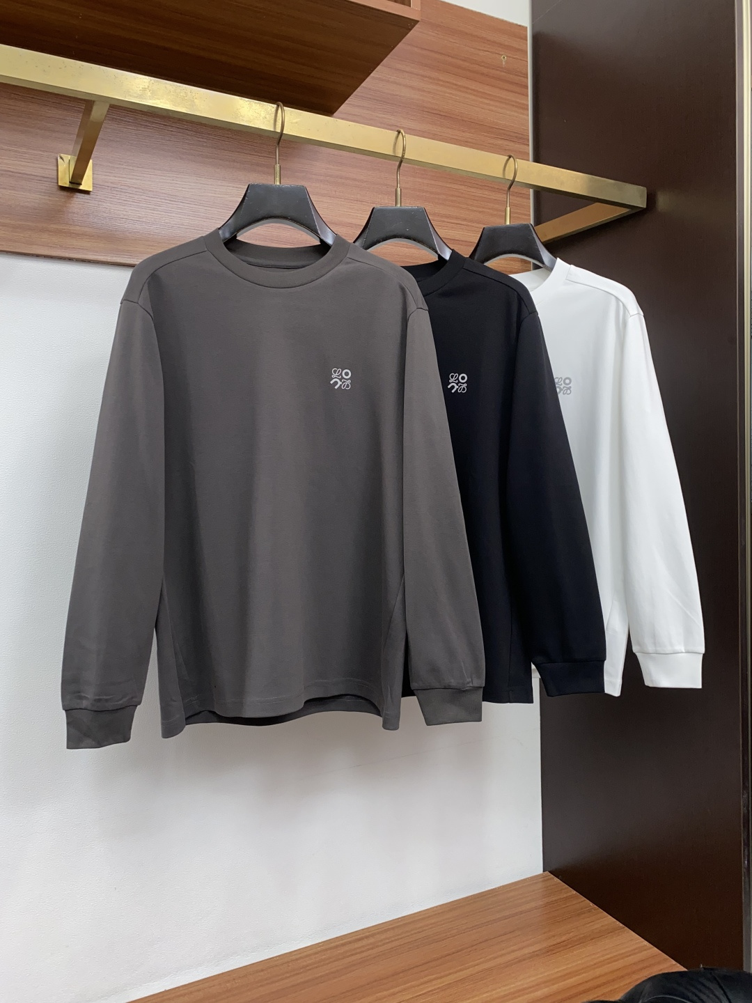 罗意威 26ss秋季 新品 新款贸易订单圆领长袖打底衫长袖T恤网红款！上身舒适透气，不僵硬，定制面料 柔软舒适 整体有着