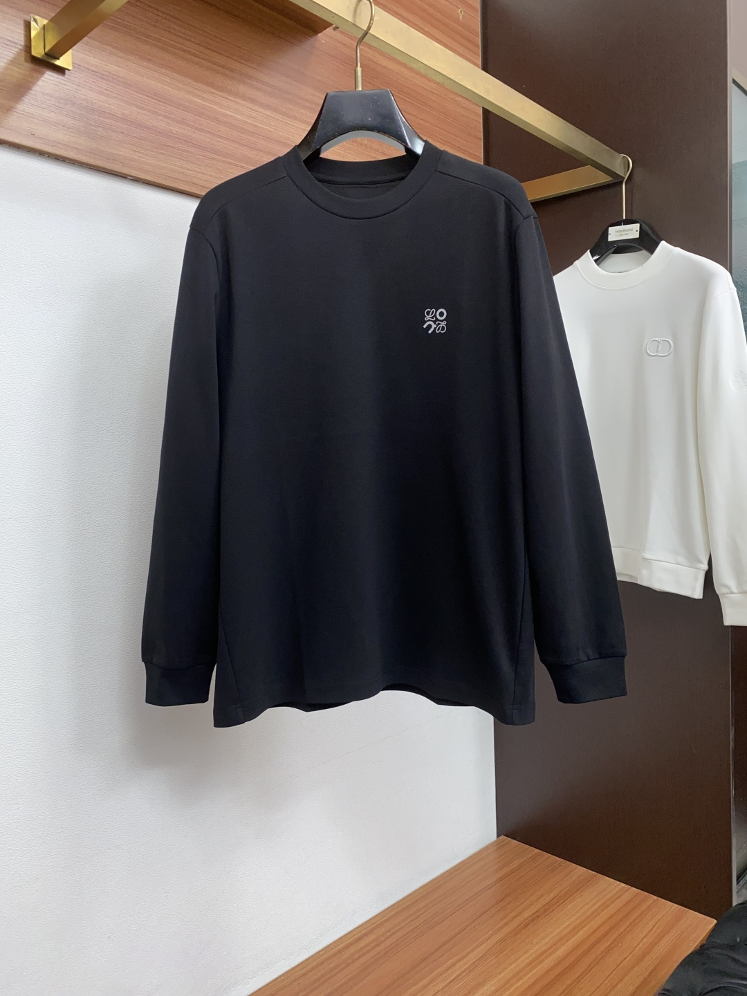 罗意威 26ss秋季 新品 新款贸易订单圆领长袖打底衫长袖T恤网红款!上身舒适透气,不僵硬,定制面料 柔软舒适 整体有着 罗意威 26ss秋季 新品 新款贸易订单圆领长袖打底衫长袖T恤网红款!上身舒适透气,不僵硬,定制面料 柔软舒适 整体有着