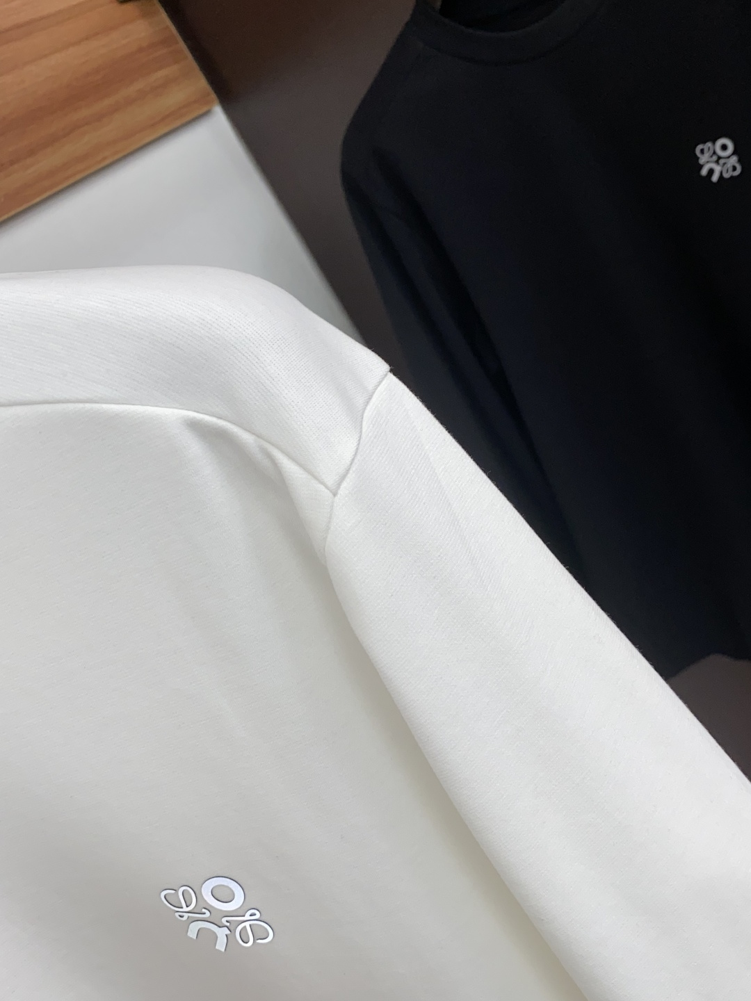 罗意威 26ss秋季 新品 新款贸易订单圆领长袖打底衫长袖T恤网红款！上身舒适透气，不僵硬，定制面料 柔软舒适 整体有着