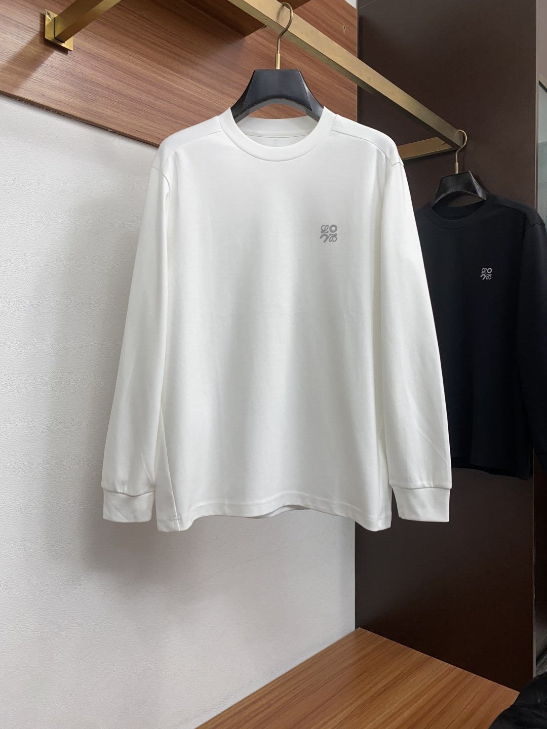 罗意威 26ss秋季 新品 新款贸易订单圆领长袖打底衫长袖T恤网红款!上身舒适透气,不僵硬,定制面料 柔软舒适 整体有着 罗意威 26ss秋季 新品 新款贸易订单圆领长袖打底衫长袖T恤网红款!上身舒适透气,不僵硬,定制面料 柔软舒适 整体有着