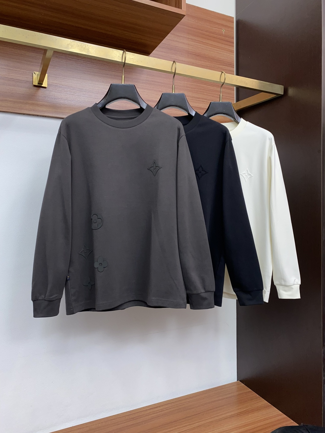 1v 路易威登 26ss秋季 新品 新款贸易订单圆领打底长袖衫 定制长绒棉上身舒适透气,不僵硬,定制提花镂空羊毛混纺面料 1v 路易威登 26ss秋季 新品 新款贸易订单圆领打底长袖衫 定制长绒棉上身舒适透气,不僵硬,定制提花镂空羊毛混纺面料