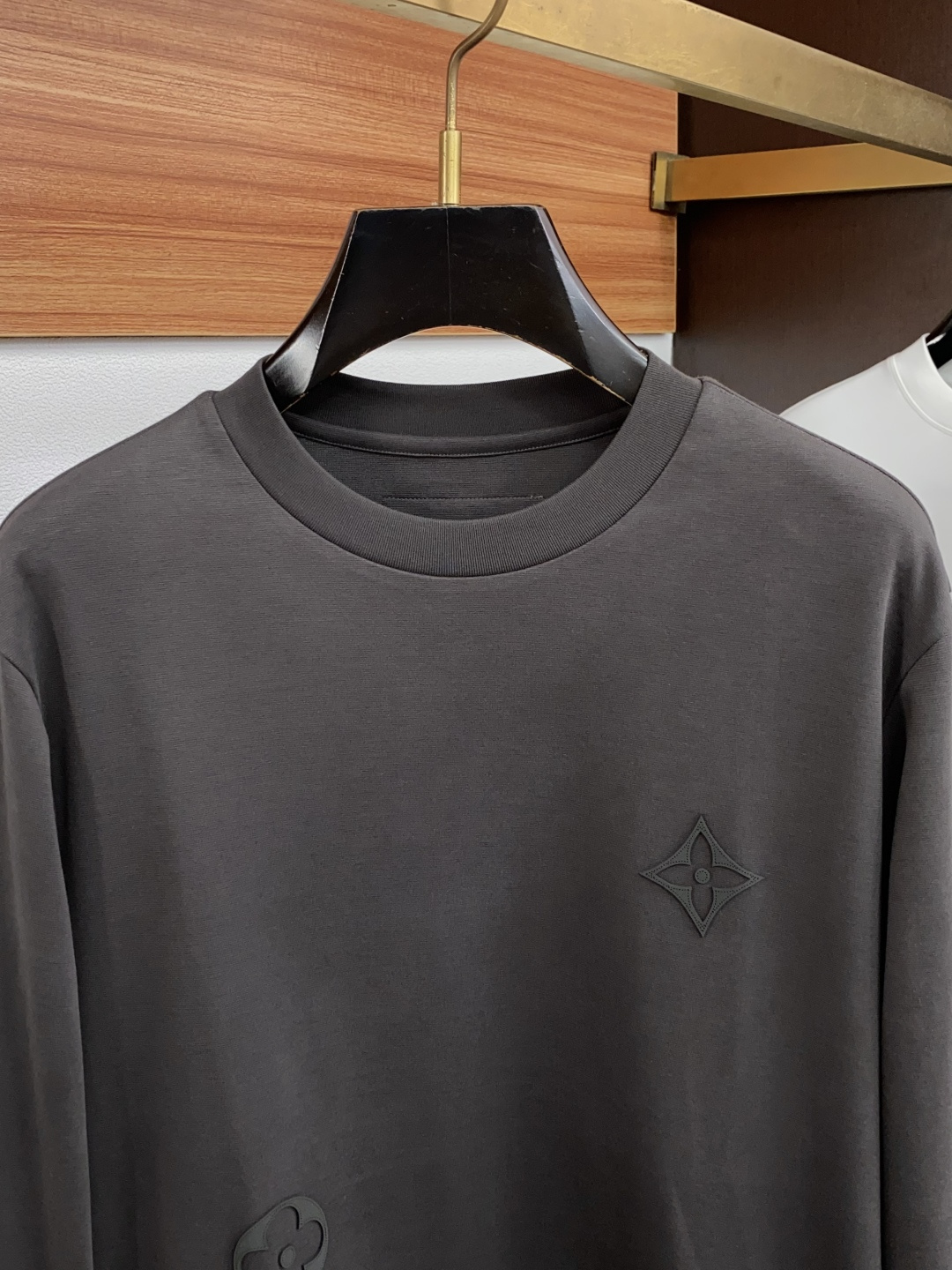 1v 路易威登 26ss秋季 新品 新款贸易订单圆领打底长袖衫 定制长绒棉上身舒适透气,不僵硬,定制提花镂空羊毛混纺面料 1v 路易威登 26ss秋季 新品 新款贸易订单圆领打底长袖衫 定制长绒棉上身舒适透气,不僵硬,定制提花镂空羊毛混纺面料