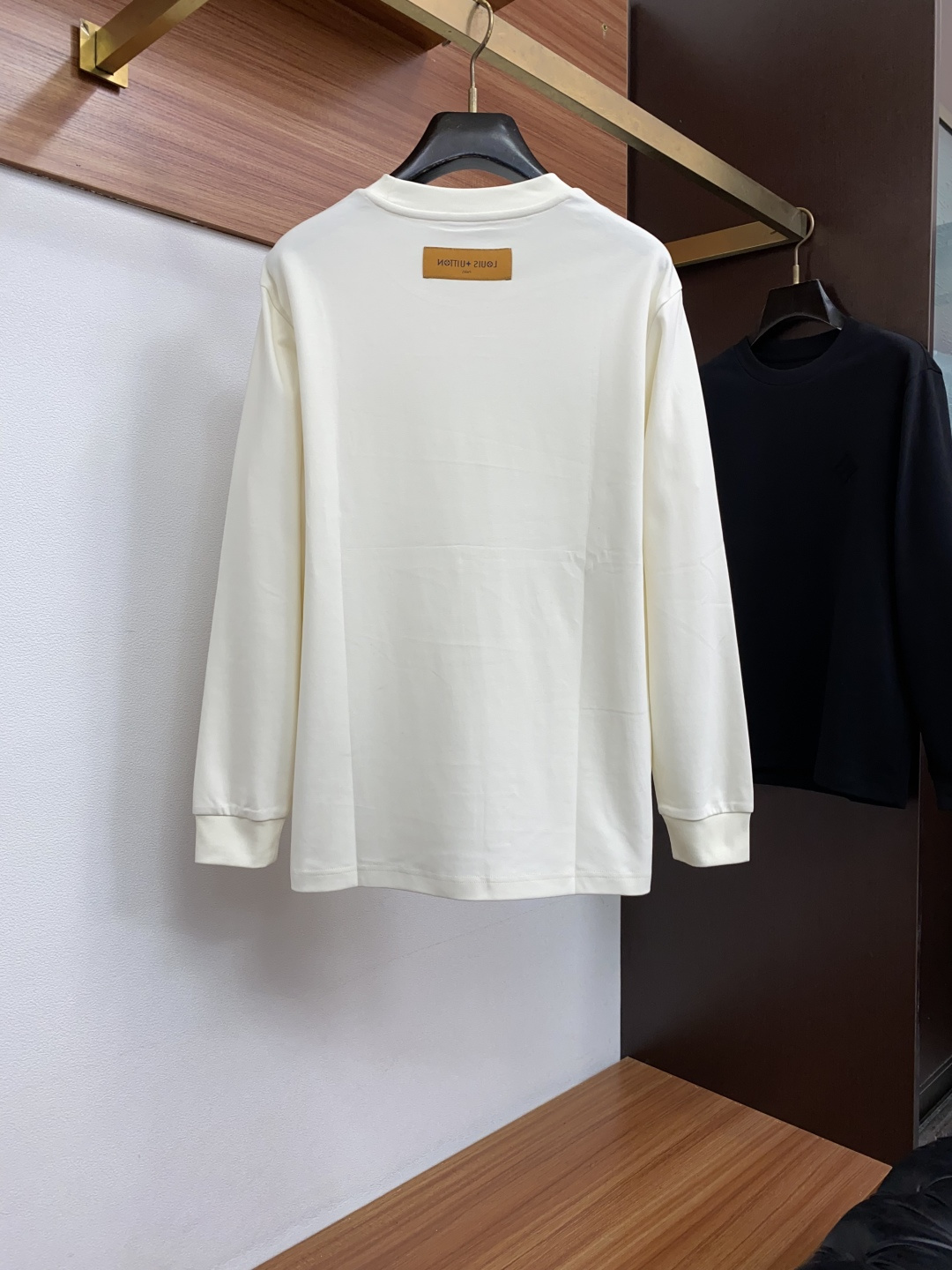 1v 路易威登 26ss秋季 新品 新款贸易订单圆领打底长袖衫 定制长绒棉上身舒适透气,不僵硬,定制提花镂空羊毛混纺面料 1v 路易威登 26ss秋季 新品 新款贸易订单圆领打底长袖衫 定制长绒棉上身舒适透气,不僵硬,定制提花镂空羊毛混纺面料