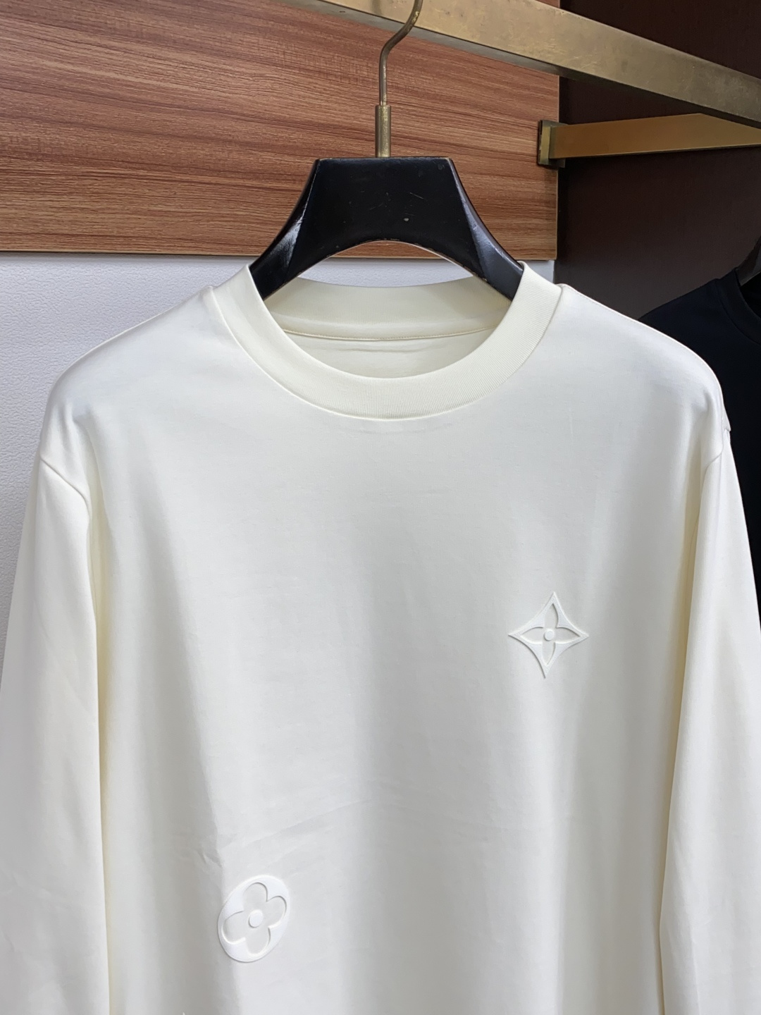1v 路易威登 26ss秋季 新品 新款贸易订单圆领打底长袖衫 定制长绒棉上身舒适透气,不僵硬,定制提花镂空羊毛混纺面料 1v 路易威登 26ss秋季 新品 新款贸易订单圆领打底长袖衫 定制长绒棉上身舒适透气,不僵硬,定制提花镂空羊毛混纺面料
