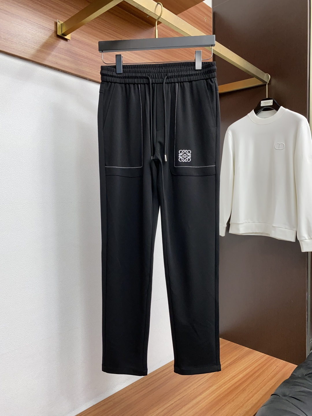 罗意威 M-3xL 最新款秋冬纯棉时尚休闲裤最新款上身版型无敌正!直筒版型 绝对可以闭眼收的一款 此款裤子非常百搭,弹力 罗意威 M-3xL 最新款秋冬纯棉时尚休闲裤最新款上身版型无敌正!直筒版型 绝对可以闭眼收的一款 此款裤子非常百搭,弹力