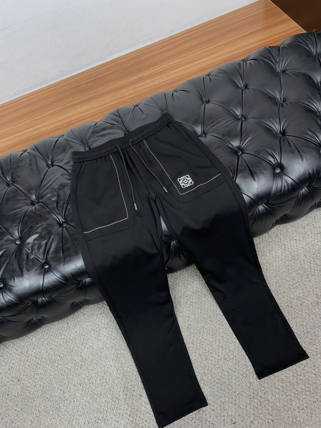 罗意威 M-3xL 最新款秋冬纯棉时尚休闲裤最新款上身版型无敌正!直筒版型 绝对可以闭眼收的一款 此款裤子非常百搭,弹力 罗意威 M-3xL 最新款秋冬纯棉时尚休闲裤最新款上身版型无敌正!直筒版型 绝对可以闭眼收的一款 此款裤子非常百搭,弹力