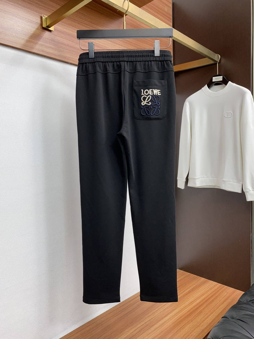 罗意威 M-3xL 最新款秋冬纯棉时尚休闲裤最新款上身版型无敌正!直筒版型 绝对可以闭眼收的一款 此款裤子非常百搭,弹力 罗意威 M-3xL 最新款秋冬纯棉时尚休闲裤最新款上身版型无敌正!直筒版型 绝对可以闭眼收的一款 此款裤子非常百搭,弹力