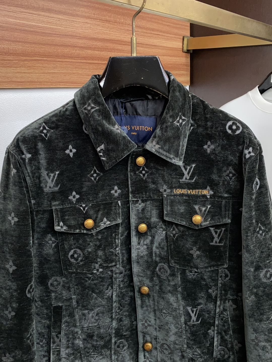 1v 路易威登 重磅推荐!2026秋冬新品 官网同步发售 简约翻领棉衣夹克外套 进口原版高品质韩国绒面料,烧花工艺垂度和 1v 路易威登 重磅推荐!2026秋冬新品 官网同步发售 简约翻领棉衣夹克外套 进口原版高品质韩国绒面料,烧花工艺垂度和