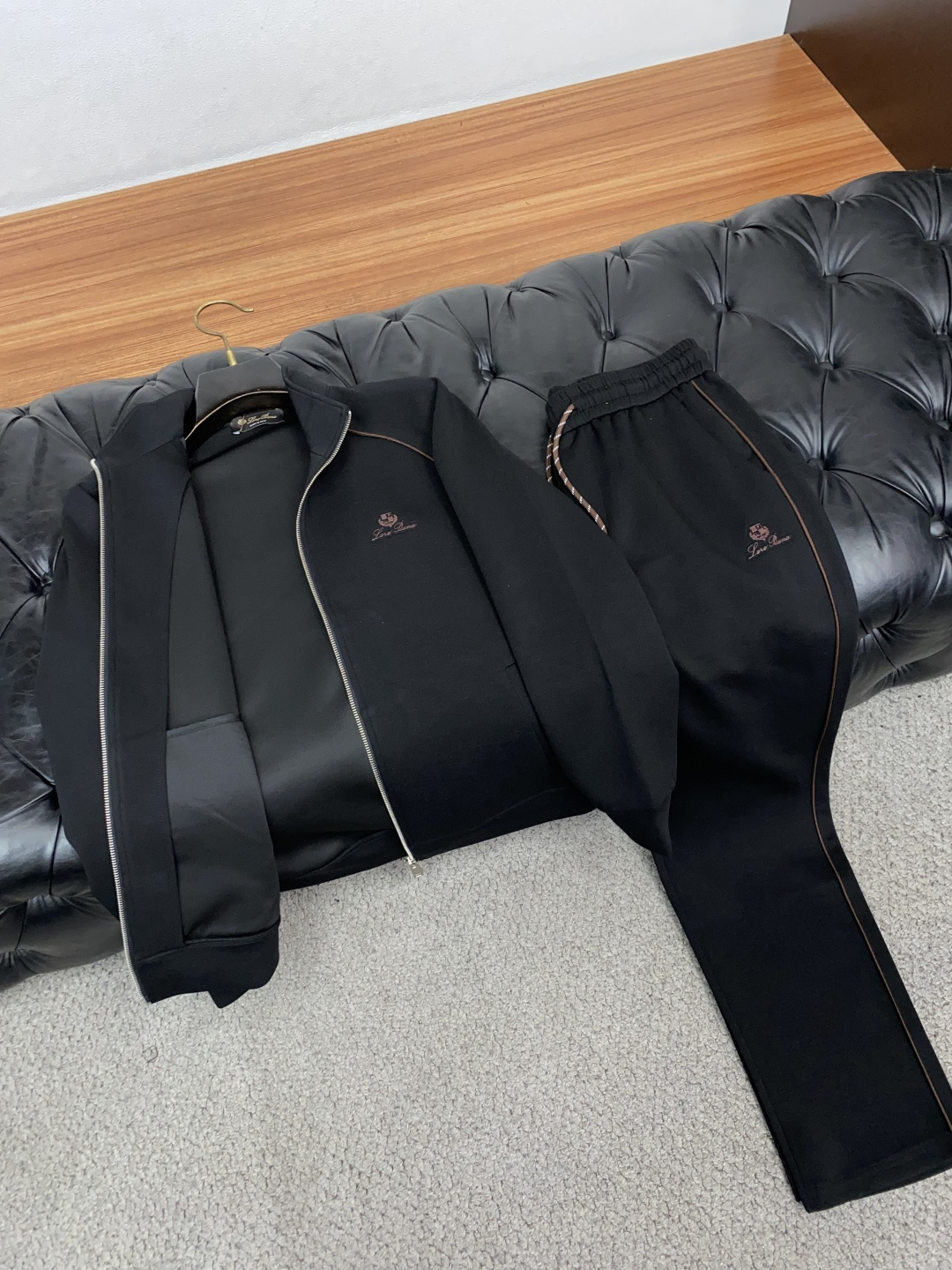 Loro Piana 诺悠翩雅 26年最新款开衫套装 最新最顶级经典刺绣。重工排列立领经典图案潮流休闲套装，最顶级的品质