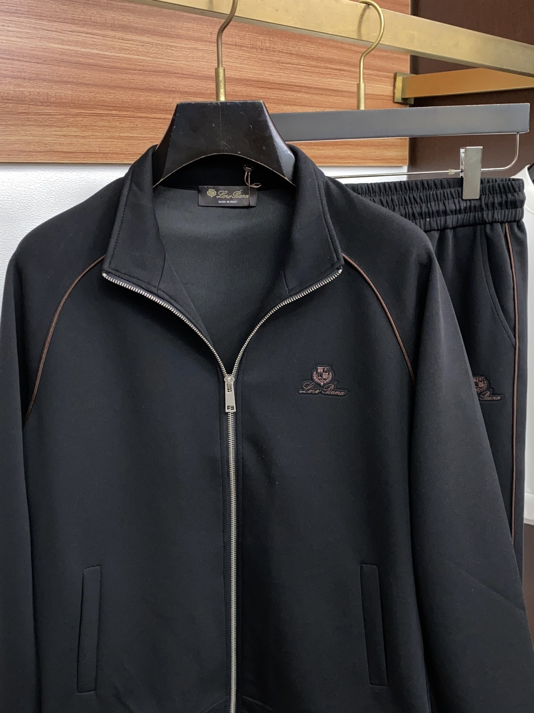 Loro Piana 诺悠翩雅 26年最新款开衫套装 最新最顶级经典刺绣。重工排列立领经典图案潮流休闲套装，最顶级的品质