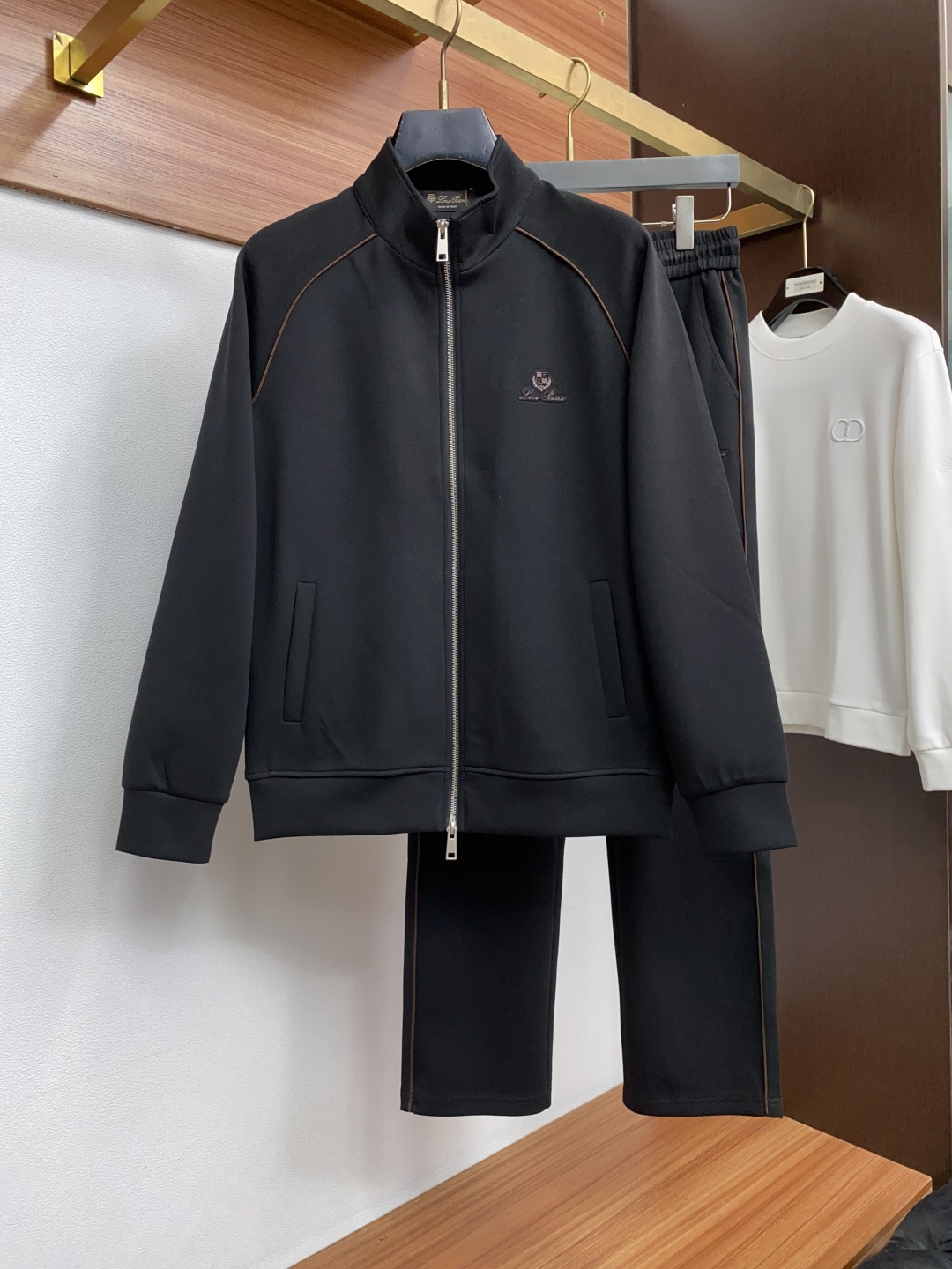 Loro Piana 诺悠翩雅 26年最新款开衫套装 最新最顶级经典刺绣。重工排列立领经典图案潮流休闲套装，最顶级的品质