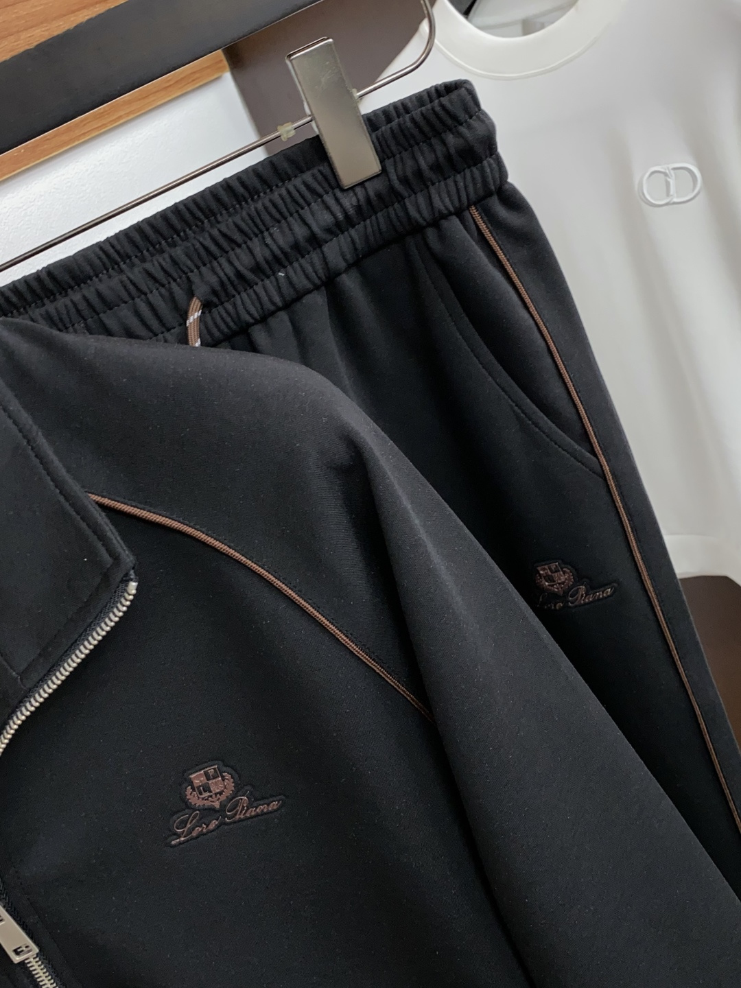 Loro Piana 诺悠翩雅 26年最新款开衫套装 最新最顶级经典刺绣。重工排列立领经典图案潮流休闲套装，最顶级的品质