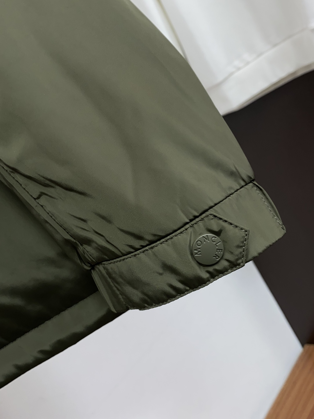 蒙口 码数M-3xL 重磅推荐!2026秋冬新品 官网同步发售 简约立领棉衣夹克外套 进口原版高品质聚酯纤维面料,工艺垂 蒙口 码数M-3xL 重磅推荐!2026秋冬新品 官网同步发售 简约立领棉衣夹克外套 进口原版高品质聚酯纤维面料,工艺垂