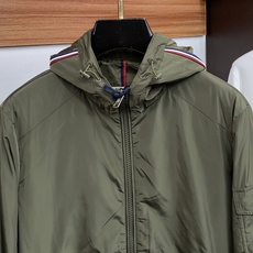 蒙口 码数M-3xL 重磅推荐!2026秋冬新品 官网同步发售 简约立领棉衣夹克外套 进口原版高品质聚酯纤维面料,工艺垂 蒙口 码数M-3xL 重磅推荐!2026秋冬新品 官网同步发售 简约立领棉衣夹克外套 进口原版高品质聚酯纤维面料,工艺垂