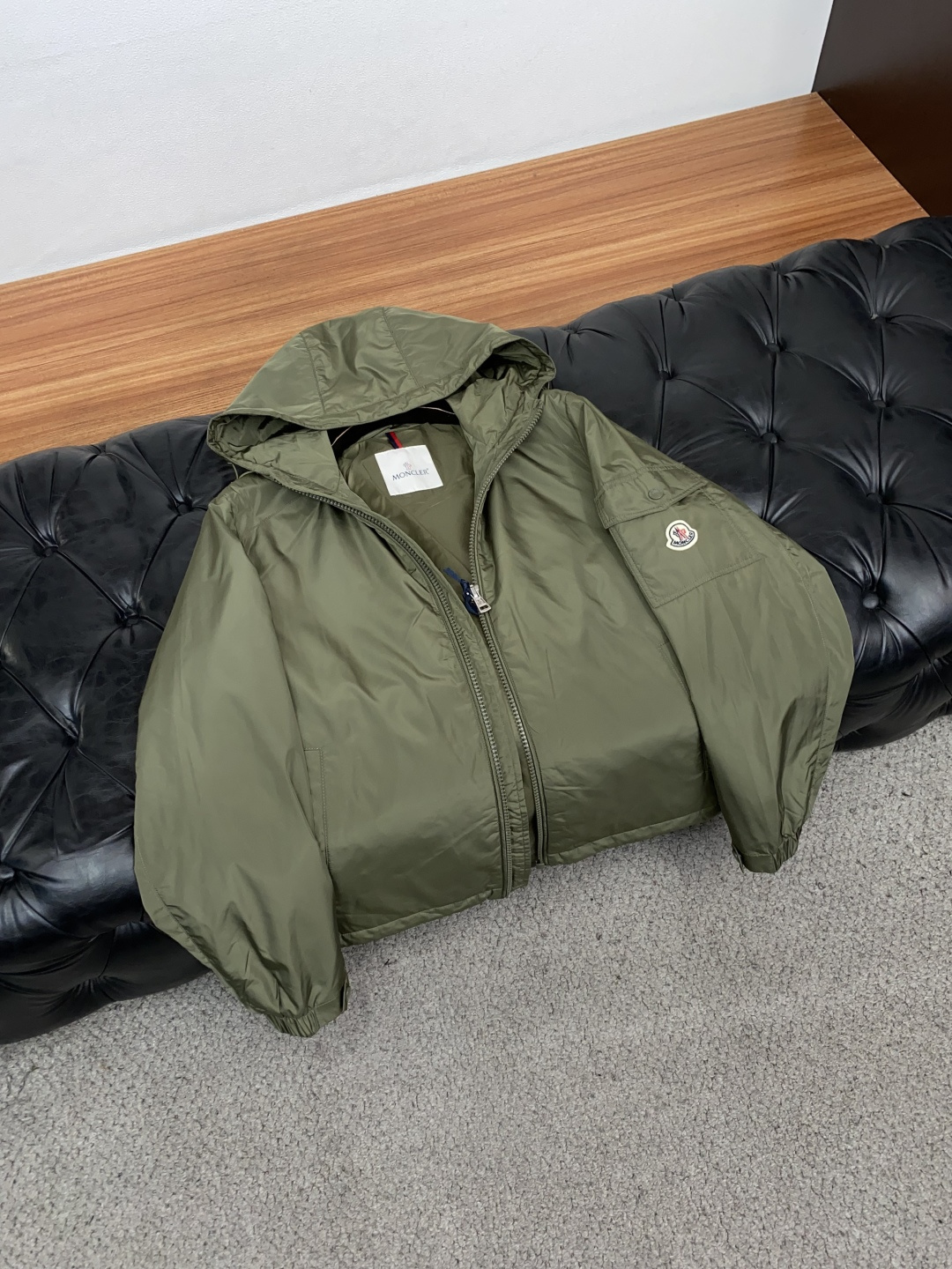 蒙口 码数M-3xL 重磅推荐!2026秋冬新品 官网同步发售 简约立领棉衣夹克外套 进口原版高品质聚酯纤维面料,工艺垂 蒙口 码数M-3xL 重磅推荐!2026秋冬新品 官网同步发售 简约立领棉衣夹克外套 进口原版高品质聚酯纤维面料,工艺垂