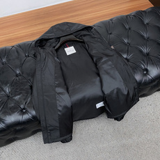蒙口 码数M-3xL 重磅推荐!2026秋冬新品 官网同步发售 简约立领棉衣夹克外套 进口原版高品质聚酯纤维面料,工艺垂 蒙口 码数M-3xL 重磅推荐!2026秋冬新品 官网同步发售 简约立领棉衣夹克外套 进口原版高品质聚酯纤维面料,工艺垂