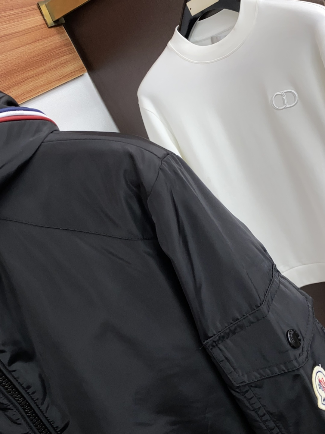 蒙口 码数M-3xL 重磅推荐!2026秋冬新品 官网同步发售 简约立领棉衣夹克外套 进口原版高品质聚酯纤维面料,工艺垂 蒙口 码数M-3xL 重磅推荐!2026秋冬新品 官网同步发售 简约立领棉衣夹克外套 进口原版高品质聚酯纤维面料,工艺垂