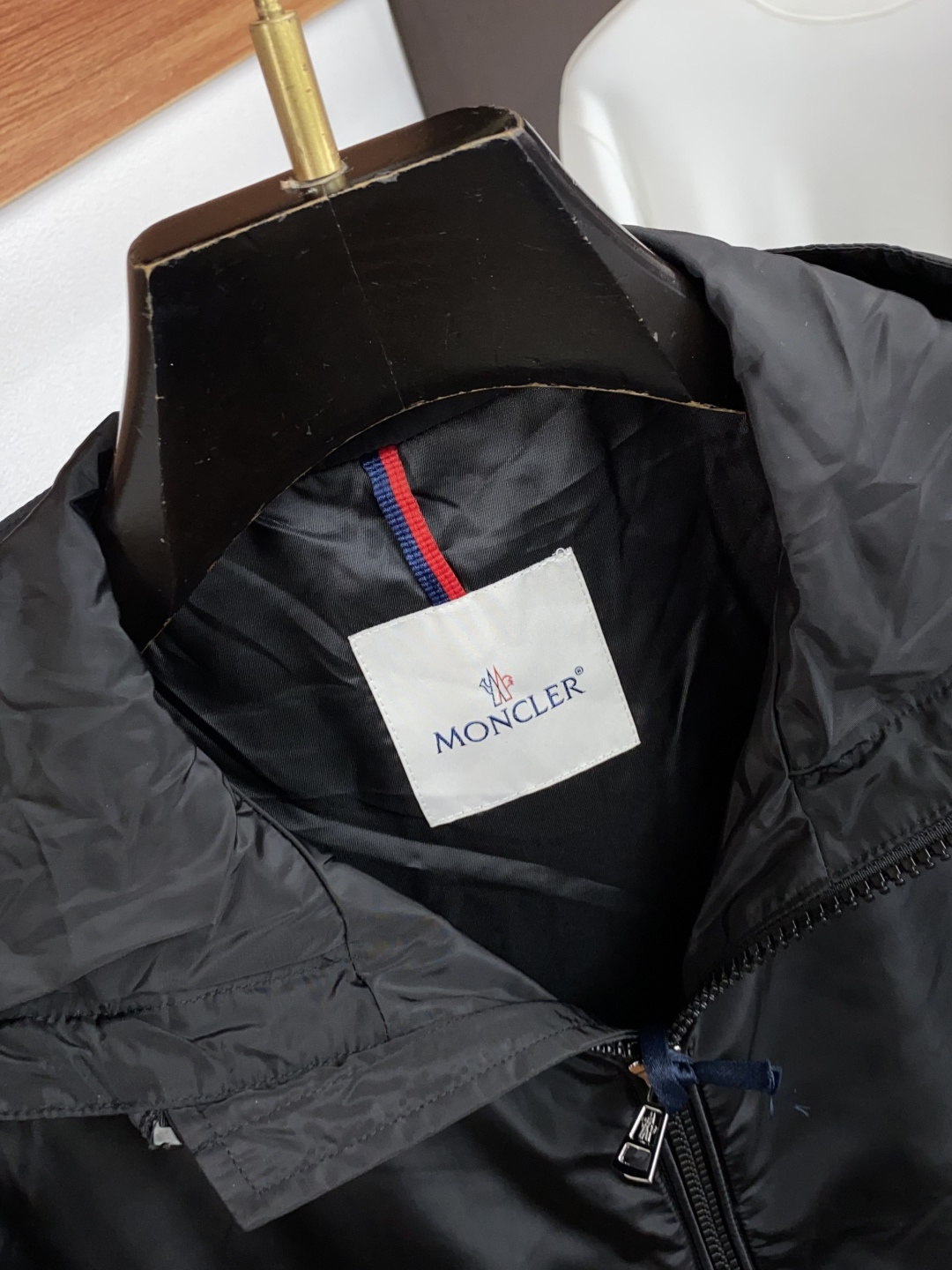 蒙口 码数M-3xL 重磅推荐!2026秋冬新品 官网同步发售 简约立领棉衣夹克外套 进口原版高品质聚酯纤维面料,工艺垂 蒙口 码数M-3xL 重磅推荐!2026秋冬新品 官网同步发售 简约立领棉衣夹克外套 进口原版高品质聚酯纤维面料,工艺垂