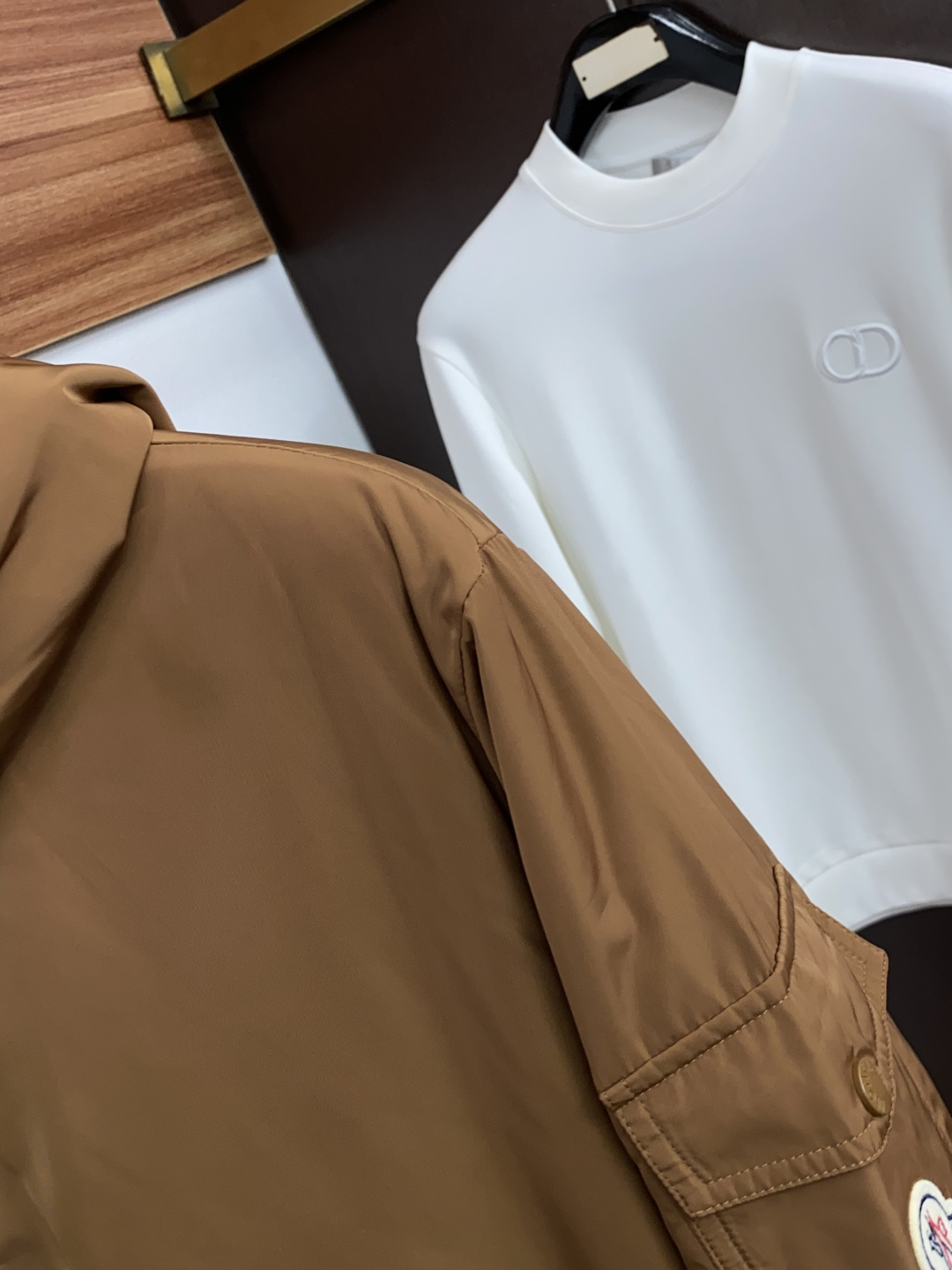 蒙口 码数M-3xL 重磅推荐!2026秋冬新品 官网同步发售 简约立领棉衣夹克外套 进口原版高品质聚酯纤维面料,工艺垂 蒙口 码数M-3xL 重磅推荐!2026秋冬新品 官网同步发售 简约立领棉衣夹克外套 进口原版高品质聚酯纤维面料,工艺垂