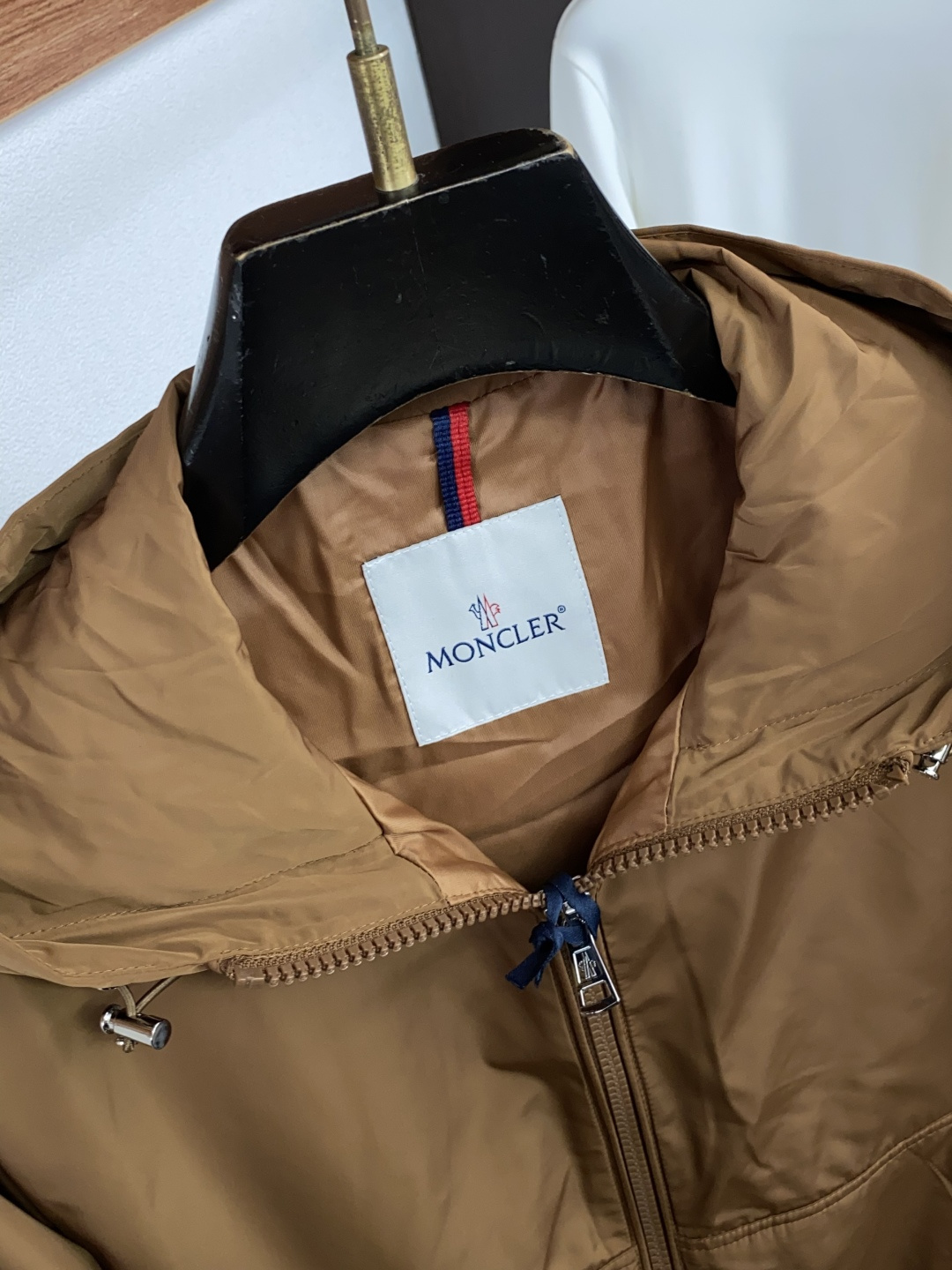 蒙口 码数M-3xL 重磅推荐!2026秋冬新品 官网同步发售 简约立领棉衣夹克外套 进口原版高品质聚酯纤维面料,工艺垂 蒙口 码数M-3xL 重磅推荐!2026秋冬新品 官网同步发售 简约立领棉衣夹克外套 进口原版高品质聚酯纤维面料,工艺垂