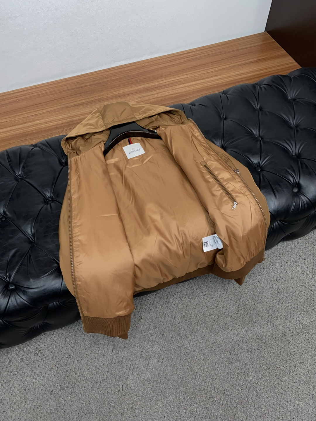 蒙口 码数M-3xL 重磅推荐!2026秋冬新品 官网同步发售 简约立领棉衣夹克外套 进口原版高品质聚酯纤维面料,工艺垂 蒙口 码数M-3xL 重磅推荐!2026秋冬新品 官网同步发售 简约立领棉衣夹克外套 进口原版高品质聚酯纤维面料,工艺垂