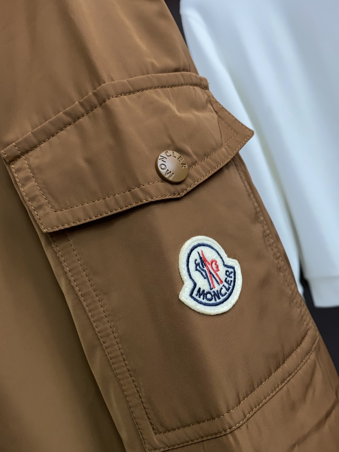 蒙口 码数M-3xL 重磅推荐!2026秋冬新品 官网同步发售 简约立领棉衣夹克外套 进口原版高品质聚酯纤维面料,工艺垂 蒙口 码数M-3xL 重磅推荐!2026秋冬新品 官网同步发售 简约立领棉衣夹克外套 进口原版高品质聚酯纤维面料,工艺垂