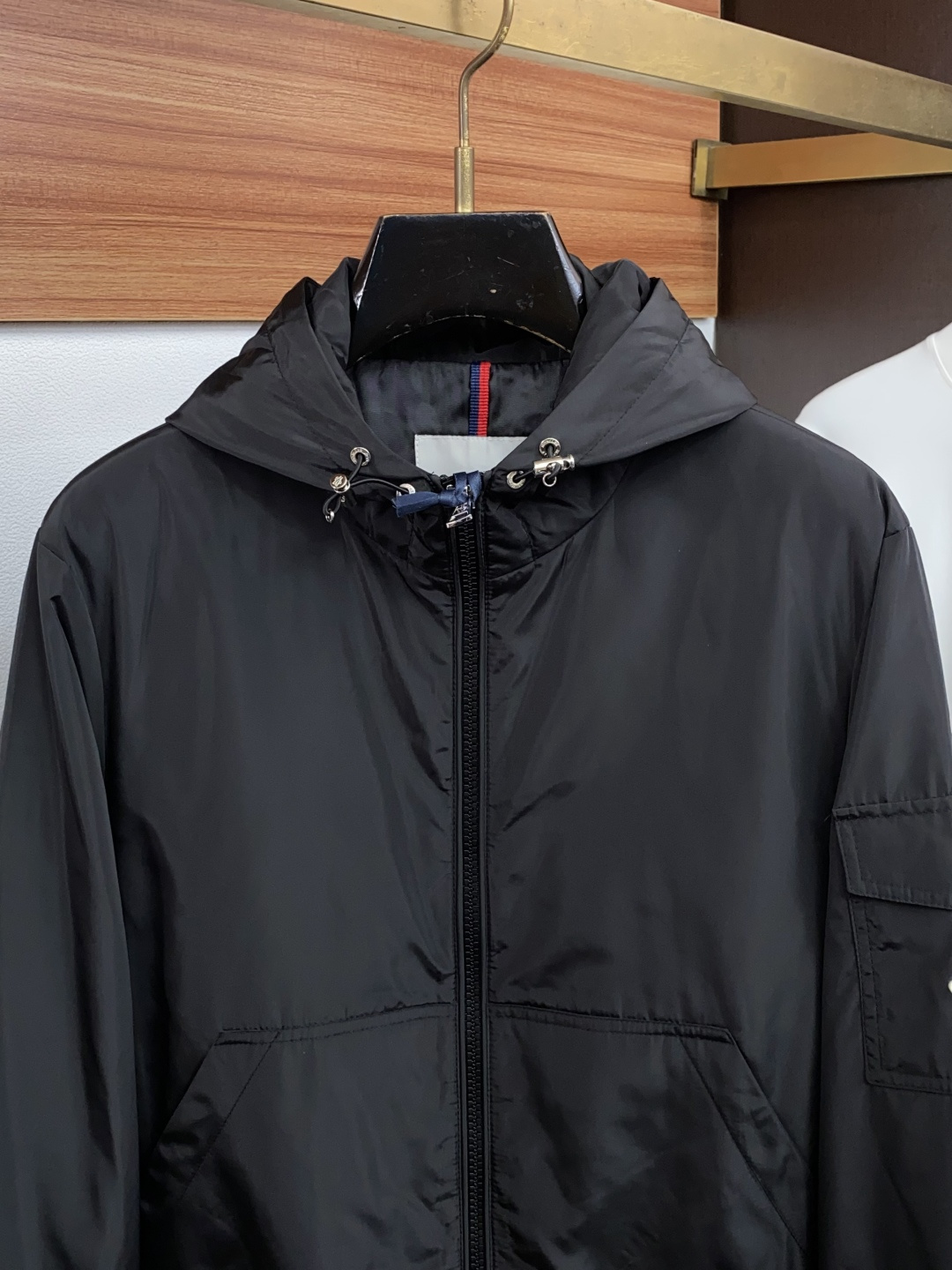 蒙口 码数M-3xL 重磅推荐!2026秋冬新品 官网同步发售 简约立领棉衣夹克外套 进口原版高品质聚酯纤维面料,工艺垂 蒙口 码数M-3xL 重磅推荐!2026秋冬新品 官网同步发售 简约立领棉衣夹克外套 进口原版高品质聚酯纤维面料,工艺垂