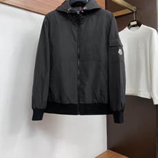 蒙口 码数M-3xL 重磅推荐!2026秋冬新品 官网同步发售 简约立领棉衣夹克外套 进口原版高品质聚酯纤维面料,工艺垂 蒙口 码数M-3xL 重磅推荐!2026秋冬新品 官网同步发售 简约立领棉衣夹克外套 进口原版高品质聚酯纤维面料,工艺垂