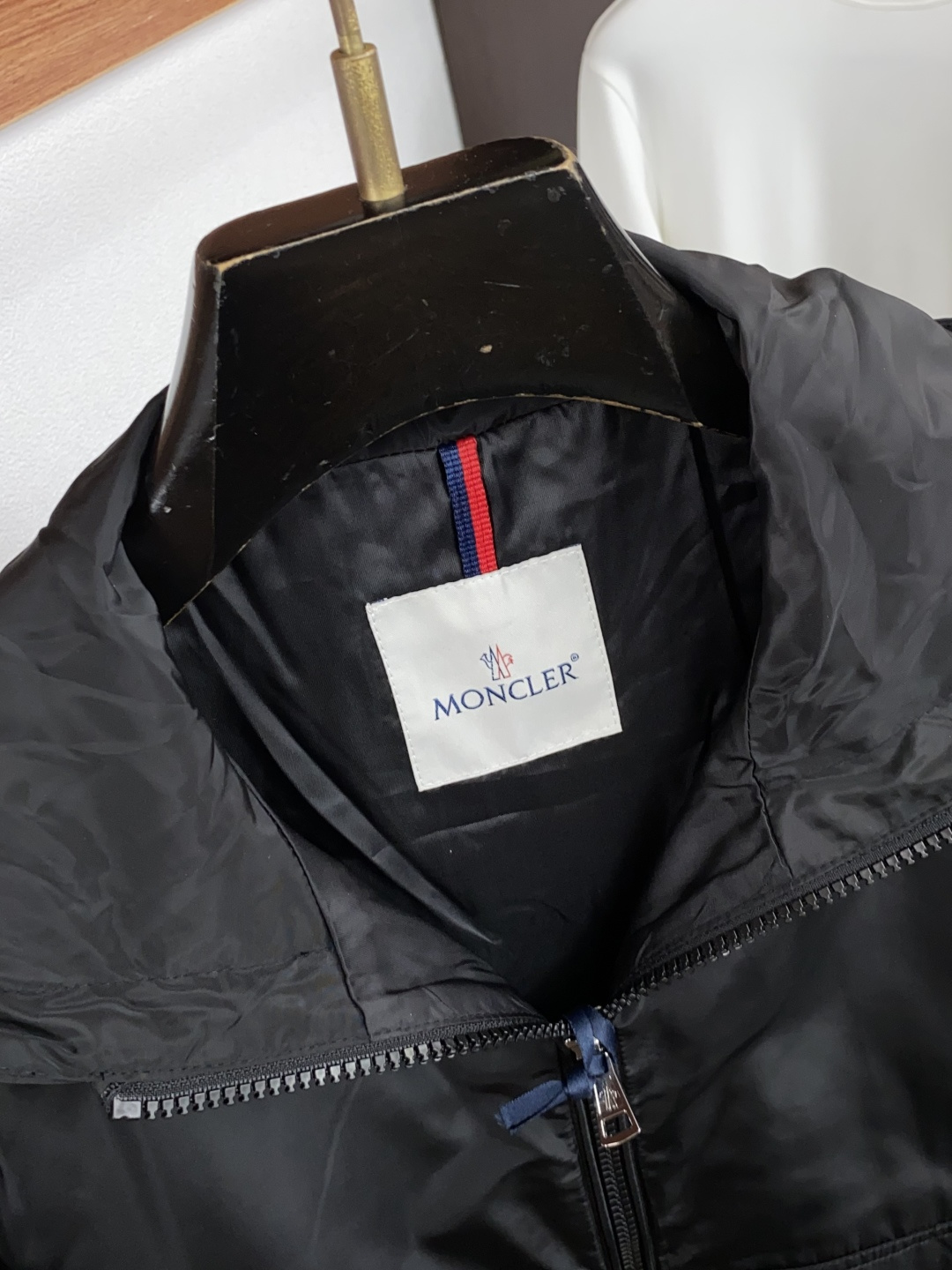 蒙口 码数M-3xL 重磅推荐!2026秋冬新品 官网同步发售 简约立领棉衣夹克外套 进口原版高品质聚酯纤维面料,工艺垂 蒙口 码数M-3xL 重磅推荐!2026秋冬新品 官网同步发售 简约立领棉衣夹克外套 进口原版高品质聚酯纤维面料,工艺垂