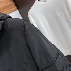 蒙口 码数M-3xL 重磅推荐!2026秋冬新品 官网同步发售 简约立领棉衣夹克外套 进口原版高品质聚酯纤维面料,工艺垂 蒙口 码数M-3xL 重磅推荐!2026秋冬新品 官网同步发售 简约立领棉衣夹克外套 进口原版高品质聚酯纤维面料,工艺垂