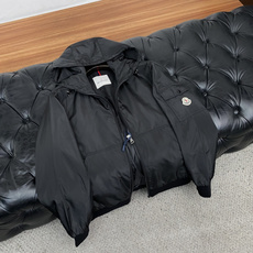 蒙口 码数M-3xL 重磅推荐!2026秋冬新品 官网同步发售 简约立领棉衣夹克外套 进口原版高品质聚酯纤维面料,工艺垂 蒙口 码数M-3xL 重磅推荐!2026秋冬新品 官网同步发售 简约立领棉衣夹克外套 进口原版高品质聚酯纤维面料,工艺垂