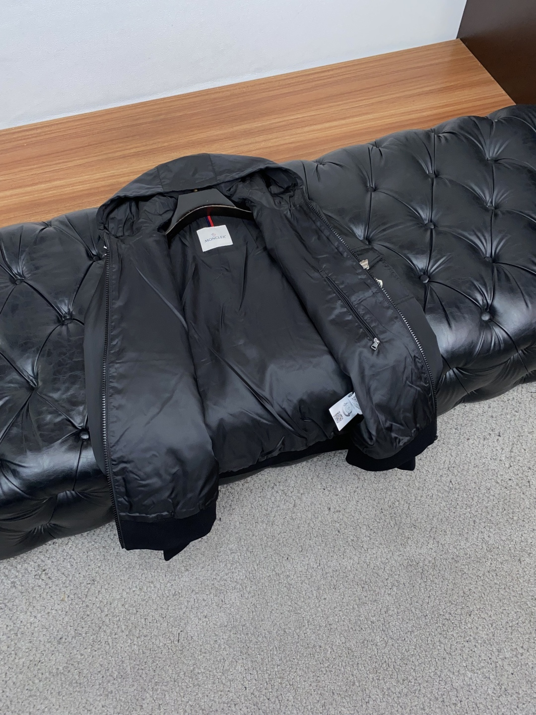 蒙口 码数M-3xL 重磅推荐!2026秋冬新品 官网同步发售 简约立领棉衣夹克外套 进口原版高品质聚酯纤维面料,工艺垂 蒙口 码数M-3xL 重磅推荐!2026秋冬新品 官网同步发售 简约立领棉衣夹克外套 进口原版高品质聚酯纤维面料,工艺垂